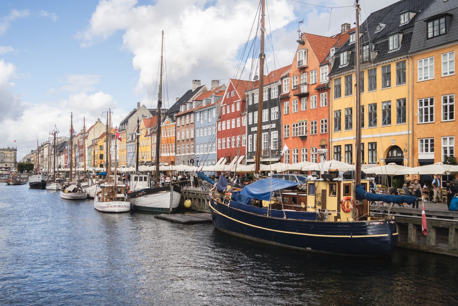 Schoene Aussicht Auf Den Hafen Und Die Farbenfrohen Gebaeude In Kopenhagen Daenemark