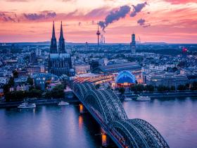 images/Aktuelle/juzi_adventfahrt/cologne-koln-germany-during-sunset-cologne-bridge-with-cathedral.jpg